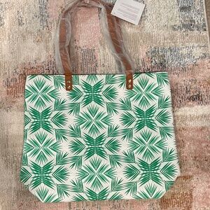 Thirty-One Around Town Tote
Green and White Geometric pattern